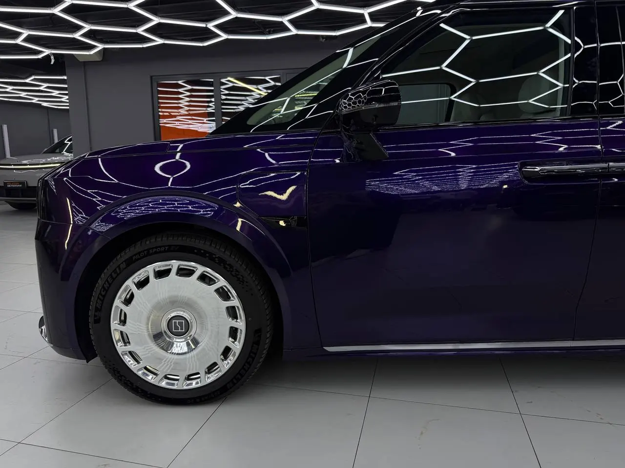 Оклейка Zeekr 009 в Metallic Midnight Purple: из черного - в глубокий пурпур